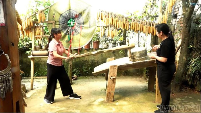 Du khách trải nghiệm cuộc sống sinh hoạt hàng ngày tại gia đình chị Sùng Thị Mỷ.