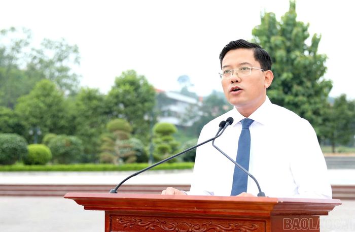 Đồng chí Phùng Nam Trung - Phó Trưởng Ban Tuyên giáo Tỉnh ủy trình bày nội dung sinh hoạt tư tưởng dưới cờ.