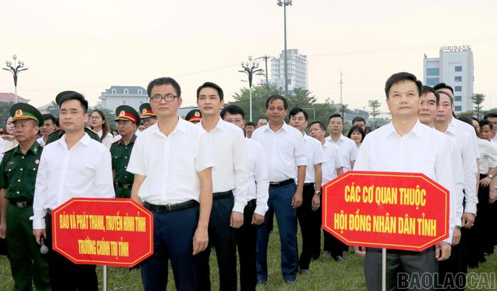 Các đại biểu dự Lễ chào cờ cấp tỉnh tháng 10.