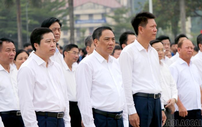 Các đồng chí Thường trực Tỉnh ủy và các đại biểu dự Lễ chào cờ cấp tỉnh tháng 10.