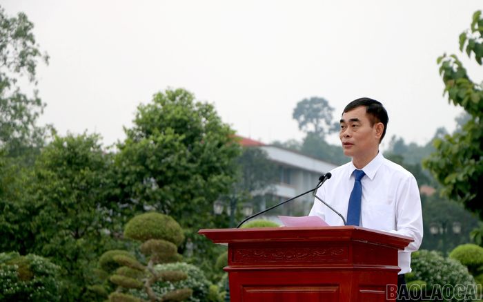 Đồng chí Đỗ Quang Minh - Phó Trưởng Ban Thường trực Ban Tổ chức Tỉnh ủy công bố danh sách tập thể, cá nhân tiêu biểu được biểu dương tại buổi lễ.
