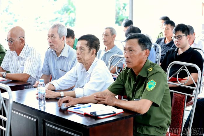 Các đảng viên Chi bộ Tổ dân phố số 10, Đảng bộ phường Âu Lâu dự sinh hoạt thường kỳ tháng 10