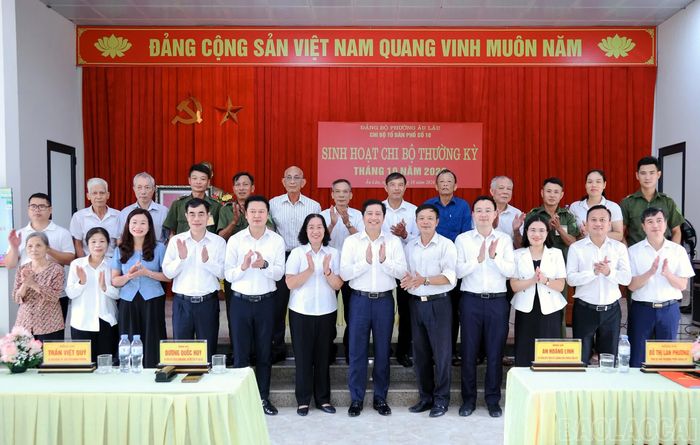 Bí thư Tỉnh ủy Dương Quốc Huy và các đại biểu chụp ảnh lưu niệm với các đảng viên trong chi bộ Tổ dân phố số 10, Đảng bộ phường Âu Lâu.