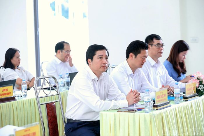 Bí thư Tỉnh ủy Dương Quốc Huy và các đại biểu dự sinh hoạt thường kỳ của Chi bộ Tổ dân phố số 10, phường Âu Lâu.