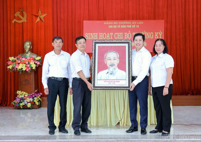 Bí thư Tỉnh ủy Dương Quốc Huy tặng Chi bộ Tổ dân phố số 10, phường Âu Lâu bức ảnh chân dung Chủ tịch Hồ Chí Minh.