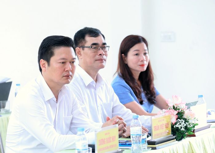 Các đại biểu dự buổi sinh hoạt chi bộ.