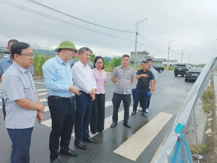 Đồng chí Ngô Hạnh Phúc - Ủy viên Ban Thường vụ Tỉnh ủy, Phó Chủ tịch Thường trực UBND tỉnh kiểm tra thực tế quỹ đất và thu ngân sách ở cơ sở.