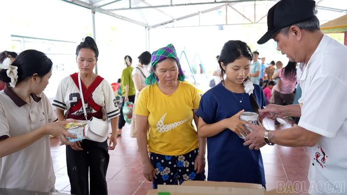 Người nhà bệnh nhân nhận cháo từ Nhóm thiện nguyện.