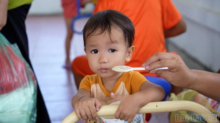 Những suất cháo nóng góp phần làm ấm lòng người bệnh.
