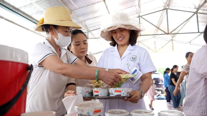 Cháo được cẩn thận chia ra các hộp.