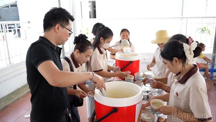 Hằng tuần, vào mỗi sáng thứ Hai có 250 suất cháo từ thiện được trao tặng cho bệnh nhân điều trị tại Trung tâm Y tế khu vực Bát Xát.