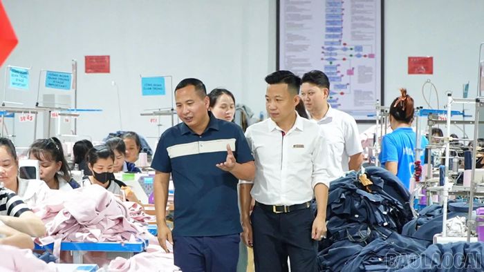 Lãnh đạo Agribank Chi nhánh Lục Yên Bắc Yên Bái tham quan nhà xưởng của Công ty TNHH Xuất khẩu May Phú Sơn.