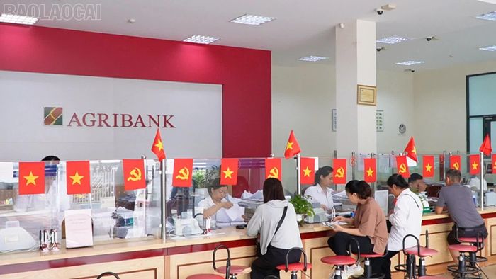 Khách hàng đến giao dịch tại trụ sở Agribank Chi nhánh Lục Yên Bắc Yên Bái, tỉnh Lào Cai.