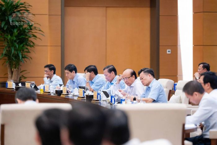 Các thành viên Ủy ban Thường vụ Quốc hội tại phiên họp.