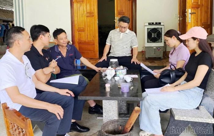 Cán bộ các xã, phường phối hợp với trưởng thôn, tổ dân phố rà soát, tổng hợp dữ liệu từ cơ sở.