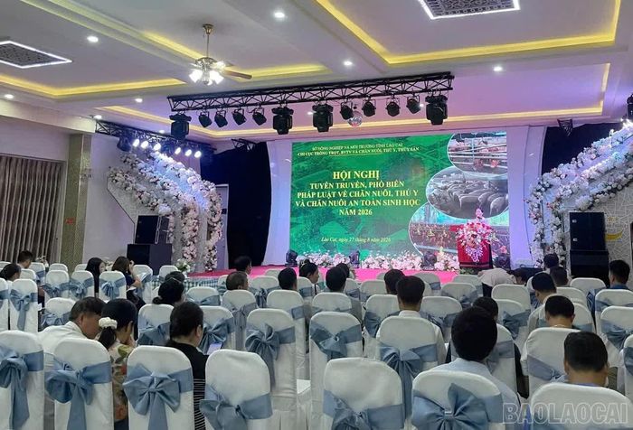 Cán bộ Sở Nông nghiệp và Môi trường Lào Cai hướng dẫn các địa phương thu thập, cập nhật dữ liệu nông nghiệp tại Hội nghị tuyên truyền phổ biến pháp luật về chăn nuôi, thú y và chăn chăn nuôi an toàn sinh học năm 2026.