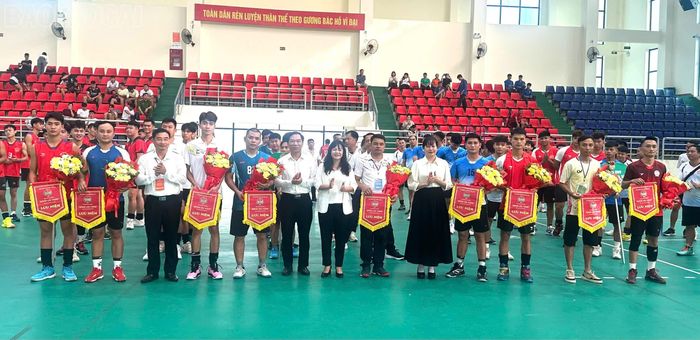 Ban tổ chức trao cờ lưu niệm cho các đội bóng tham dự Giải bóng chuyền “Bông lúa vàng” tỉnh Lào Cai lần thứ I, năm 2026.