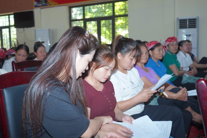 Người lao động xã Khánh Yên tìm hiểu thông tin việc làm.
