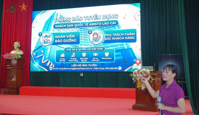Cán bộ Trung tâm Dịch vụ tổng hợp Nội vụ tỉnh Lào Cai chia sẻ thông tin tới người lao động.