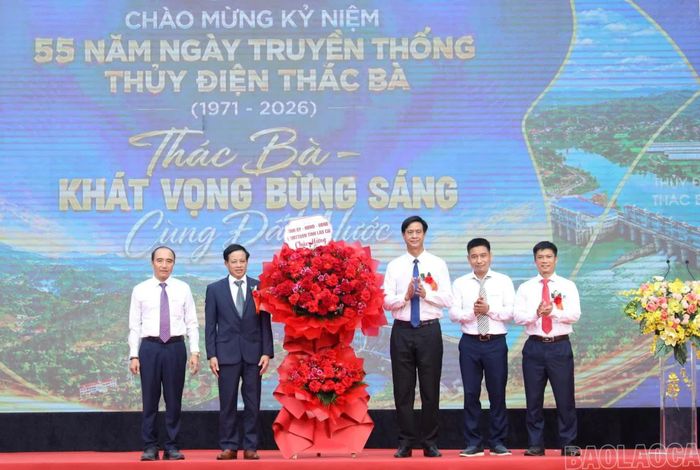 Đồng chí Phan Trung Bá - Phó Chủ tịch UBND tỉnh Lào Cai tặng hoa chúc mừng tập thể Công ty cổ phần Thủy điện Thác Bà.