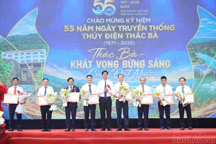 Đồng chí Phan Trung Bá - Phó Chủ tịch UBND tỉnh Lào Cai trao Bằng khen của UBND tỉnh cho các tập thể, cá nhân có thành tích xuất sắc tại buổi lễ.