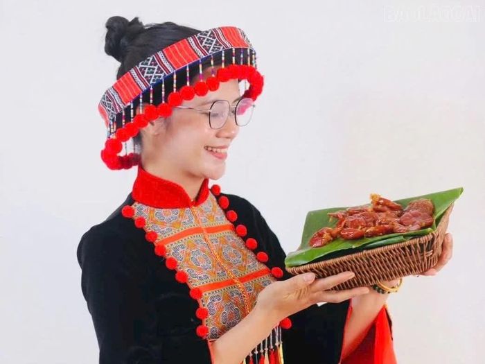 Bà Đặng Thị Kim Oanh giới thiệu sản phẩm quất sau chế biến.