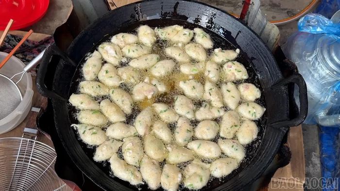 Những chiếc bánh Sú chiên thơm ngon trở thành món ăn hấp dẫn cho người dân và du khách tại mỗi phiên chợ chiều Bắc Hà.