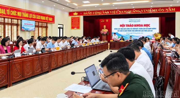 Quang cảnh Hội thảo khoa học với chủ đề “Nâng cao hiệu quả công tác nắm bắt, phản ánh và định hướng dư luận xã hội trong tình hình mới của tỉnh Lào Cai”.