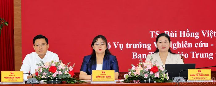Đồng chí Giàng Thị Dung - Phó Bí thư Tỉnh ủy, Trưởng Đoàn đại biểu Quốc hội tỉnh dự và chỉ đạo hội thảo.