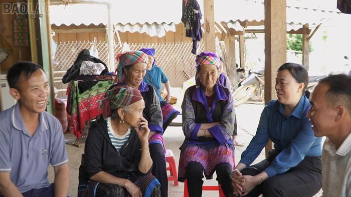 Chủ tịch Ủy ban MTTQ Việt Nam xã Khao Mang, Khang Thị Mào (áo xanh bên phải) lắng nghe các ý kiến của người dân.