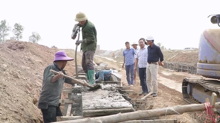 Lãnh đạo UBND xã Khao Mang kiểm tra tiến độ thi công khu tái định cư và giải quyết những vướng mắc trong công tác giải phóng mặt bằng trên địa bàn.