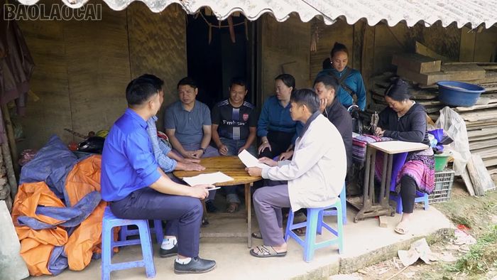 Lãnh đạo xã Khao Mang trực tiếp lắng nghe những phản ánh trong tranh chấp nguồn nước giữa 2 dòng họ Vàng và Sùng tại thôn Háng Bla Ha A.
