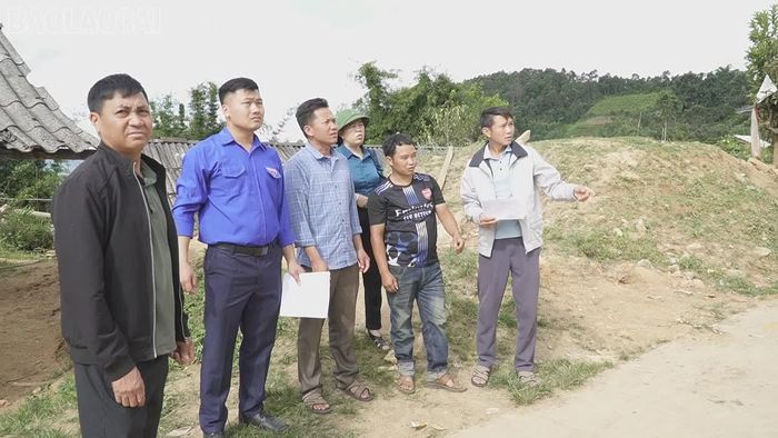 Lãnh đạo Ủy ban MTTQ Việt Nam xã và thôn đi kiểm tra thực tế về nguồn nước.