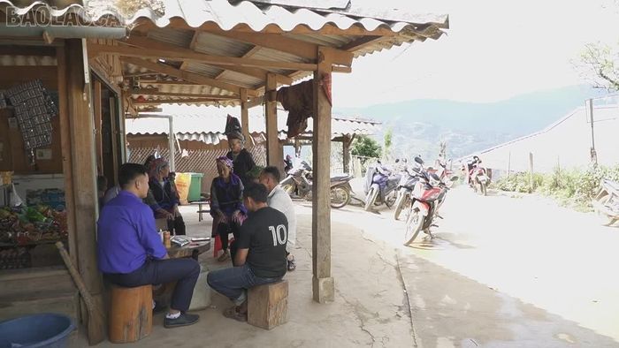Việc thường xuyên bám cơ sở, nắm bắt tình hình ở Khao Mang góp phần củng cố đoàn kết, tạo đồng thuận trong Nhân dân và thúc đẩy phát triển kinh tế.