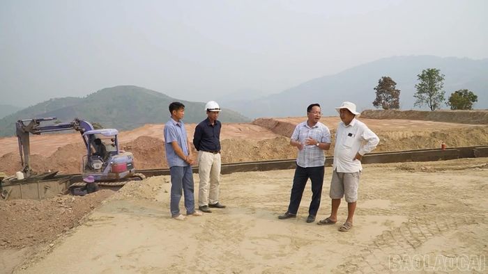 Ông Tạ Anh Tuấn - Phó Chủ tịch UBND xã Khao Mang (áo kẻ) lắng nghe các ý kiến của người dân thôn Háng BLa Ha A.