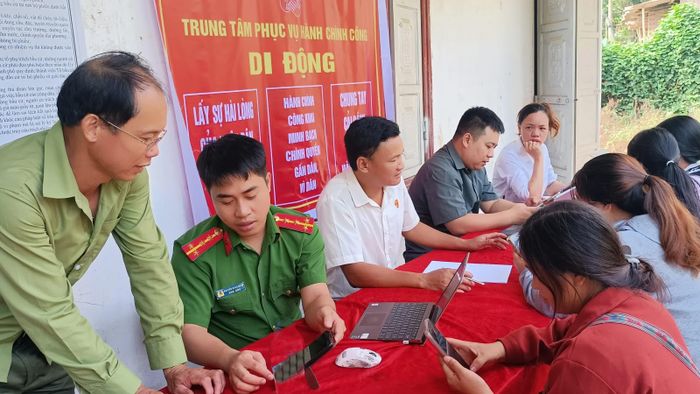 Cán bộ, công chức xã Trịnh Tường hướng dẫn người dân thực hiện thủ tục hành chính trên môi trường số.