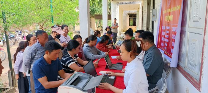 Cán bộ, công chức các cơ quan, đơn vị xã Trịnh Tường trực tiếp hướng dẫn, tiếp nhận và hỗ trợ người dân thực hiện các thủ tục hành chính thuộc thẩm quyền.