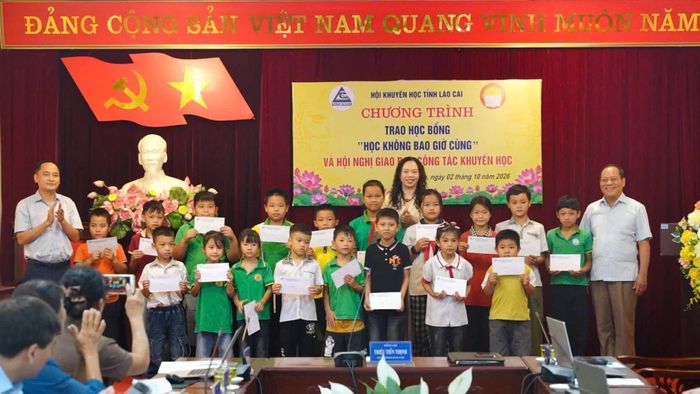 Trao học bổng cho các em học sinh có hoàn cảnh khó khăn.