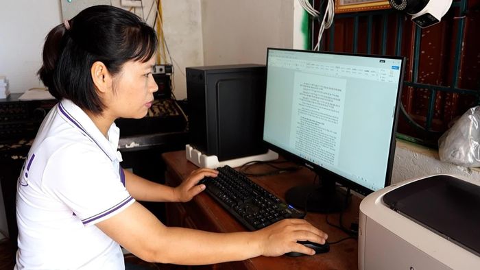 Chị Đỗ Thị Thúy - Trưởng thôn Hùng Sơn, xã Văn Chấn sử dụng máy vi tính để cập nhật thông tin và báo cáo hoạt động của thôn.