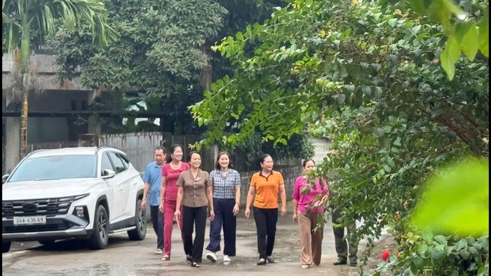 Chị Nguyễn Thúy Nga - Trưởng thôn lâm thời thôn Nhà Máy, xã Thượng Bằng La (mặc áo màu cam) cùng cán bộ thôn khảo sát tình hình dân cư.