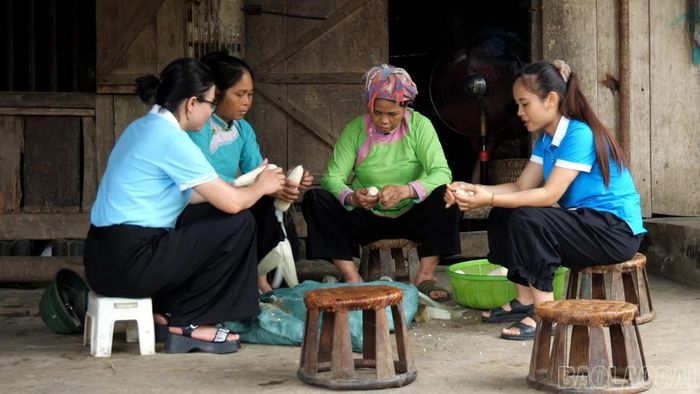 Bí thư Chi bộ thôn San Lùng Vàng Thị Tuyết Mai (phải ảnh) sâu sát từng hộ dân nắm bắt tâm tư, nguyện vọng.