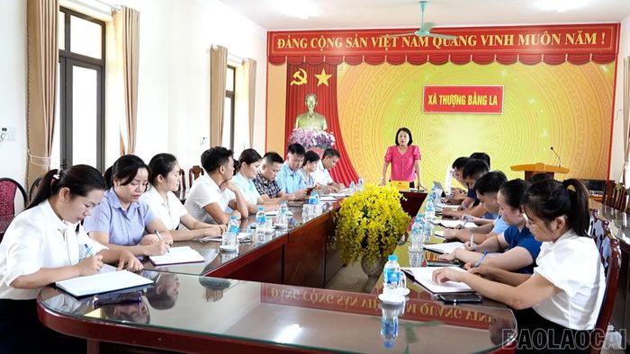 Bí thư Đảng ủy xã Thượng Bằng La Bùi Thị Doan điều hành cuộc họp Ban Chấp hành mở rộng bàn giải pháp nâng cao chất lượng đội ngũ cán bộ thôn.