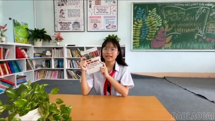 Ngọc Anh chia sẻ đến các bạn cuốn sách "Trang phục và nghệ thuật trang trí trên trang phục của người Dao Đỏ ở Lào Cai".