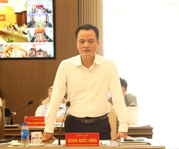 Đồng chí Giàng Quốc Hưng - Ủy viên Ban Thường vụ Tỉnh ủy, Phó Chủ tịch UBND tỉnh phát biểu về tiến độ chuyển đổi số và công tác xúc tiến nông nghiệp.