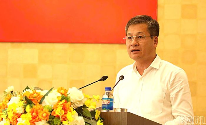 Đồng chí Ngô Hạnh Phúc - Uỷ viên Ban Thường vụ Tỉnh ủy, Phó Chủ tịch Thường trực UBND tỉnh trình bày báo cáo tóm tắt kết quả công tác chỉ đạo, điều hành.