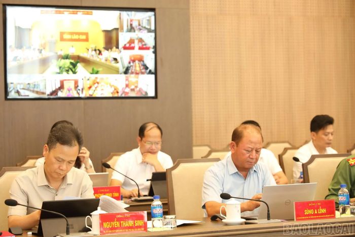 Các đồng chí Thường trực HĐND tỉnh, lãnh đạo UBND tỉnh dự phiên họp.