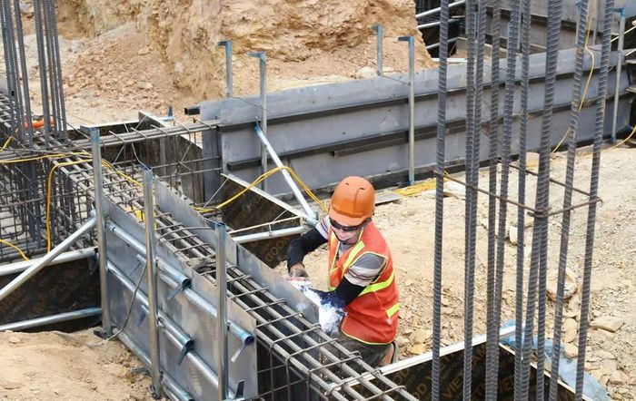 Các nhà thầu tập trung nhân lực, máy móc, đẩy nhanh tiến độ thi công các công trình.