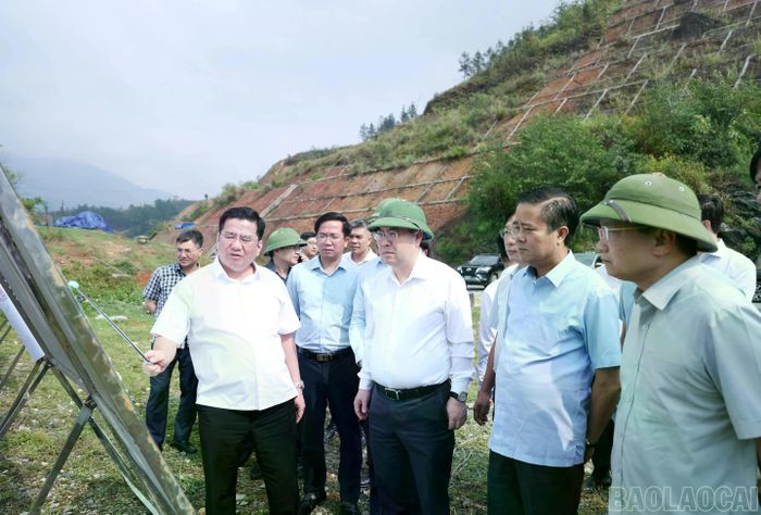 Đồng chí Phó Bí thư Tỉnh ủy, Chủ tịch UBND tỉnh Nguyễn Tuấn Anh trực tiếp kiểm tra tiến độ thực hiện các dự án đầu tư công trọng điểm trên địa bàn phường Sa Pa.