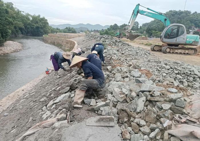 Các nhà thầu tập trung huy động nhân lực, máy móc, thiết bị, tranh thủ thời tiết thuận lợi để đẩy nhanh tiến độ thi công.
