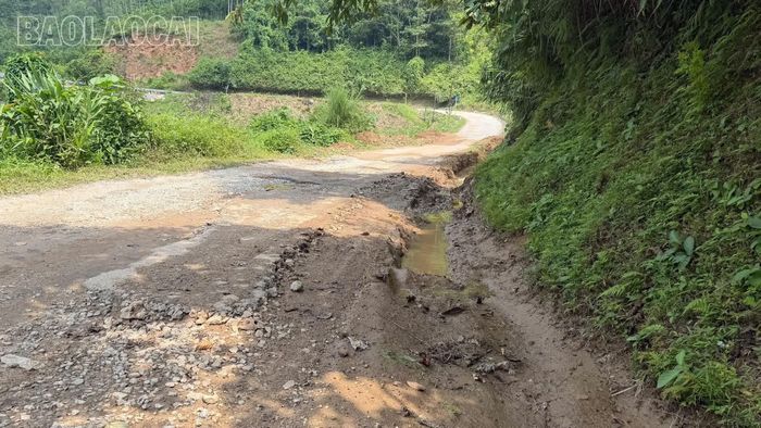 Hệ thống rãnh thoát nước trên Tỉnh lộ 153 bị hư hỏng và bồi lấp khiến kết cấu nền đường bị phá hỏng.
